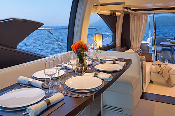 Azimut Flybridge 66 Dining