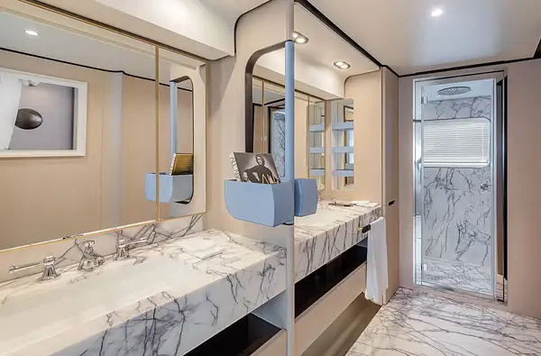 Azimut Grande 32 Bathroom