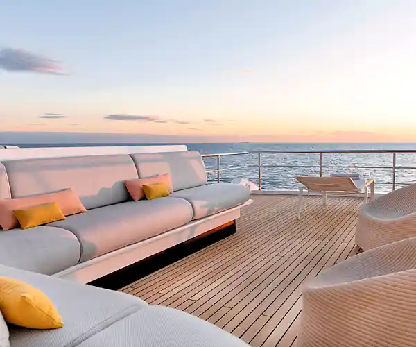 Azimut Grande 32 Flybridge Lounge