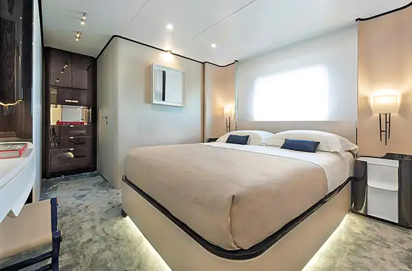 Azimut Grande 32 Guest Cabin