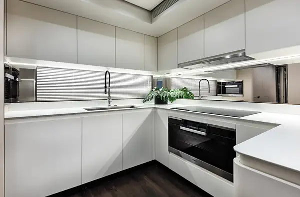 Azimut Grande 32 Kitchen