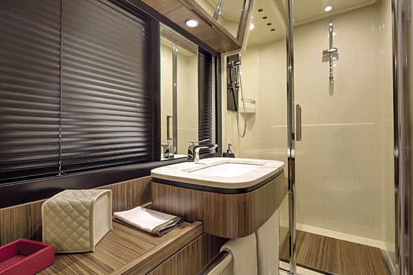 Azimut Magellano 53 Bathroom