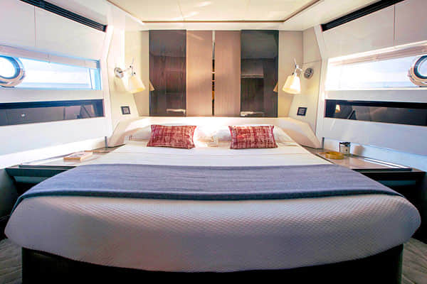 Azimut S7 Guestroom