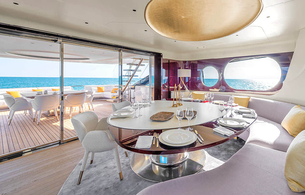 Azimut Trideck Dining